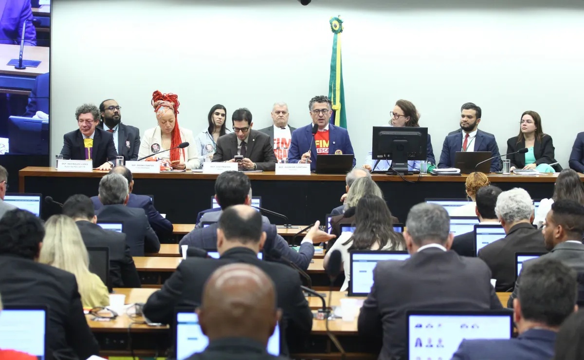 Comissão da Câmara aprovou proposta que prevê fim da escala 6x1 no país.
