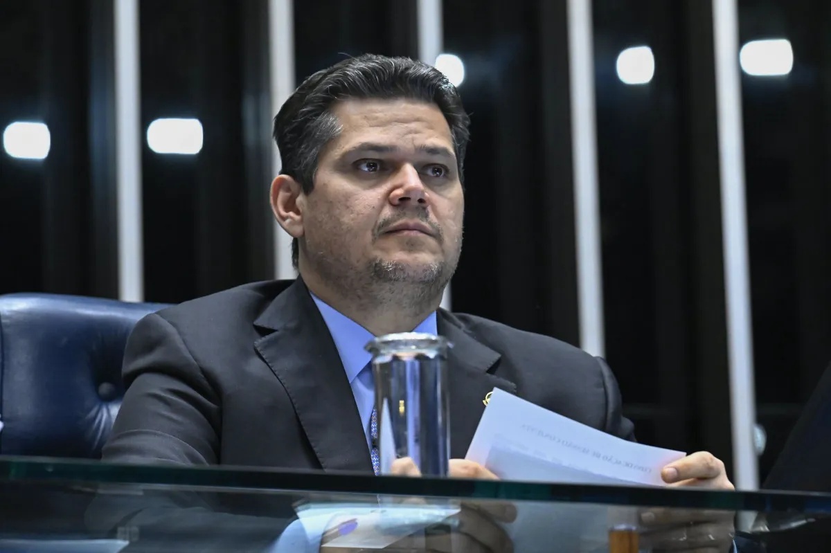 Congresso amplia pressão para liberar verbas a municípios com pendências fiscais.