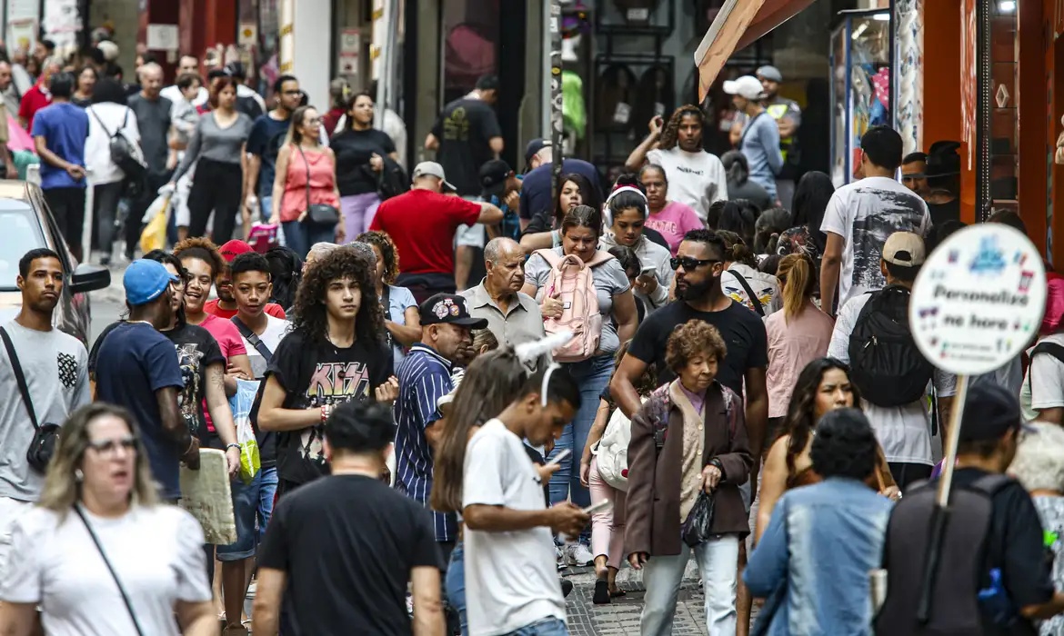Criação de empregos desacelera no Brasil e tem pior abril desde 2020.