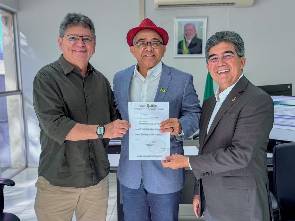 Da esquerda para a direita: Superintendente do Denit  Ribamar Bastos, Prefeito de São João do Arraial Abdoral e o deputado Estadual do Piauí Limma Verde.