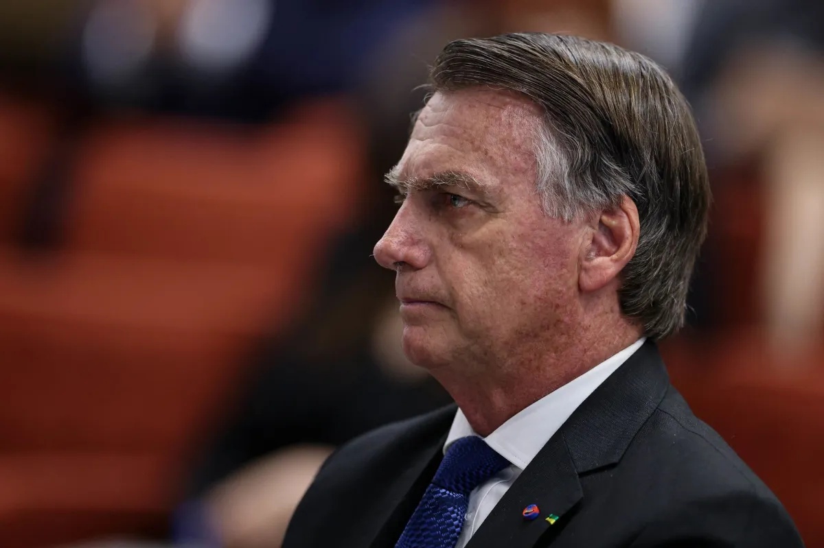 Defesa tenta usar nova legislação para reduzir pena do ex-presidente.