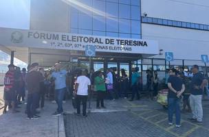 Eleitores enfrentam longas filas nos últimos dias para regularizar título no Piauí (Foto: Eduarda Barradas/g1)