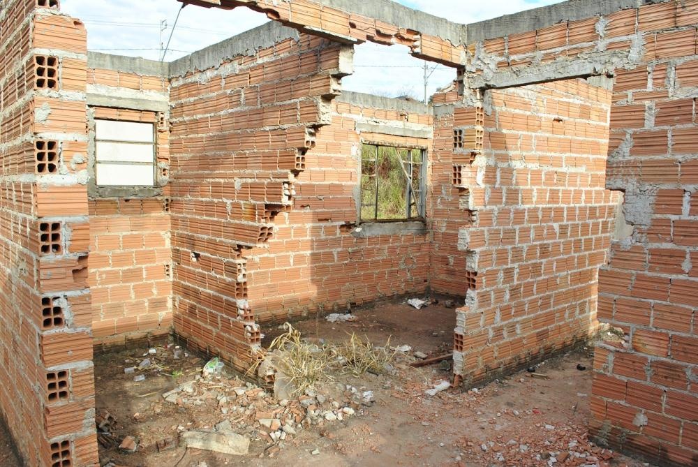 Famílias denunciam obras abandonadas após liberação de recursos habitacionais.