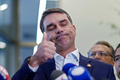 Nos EUA, Flávio Bolsonaro defende fim de tarifas sobre produtos brasileiros