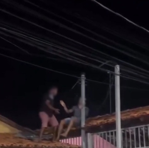 Homem subiu no telhado para tentar fugir das agressões