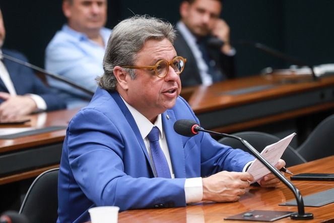 Júlio Arcoverde afirma que apoia redução da escala 6x1 e rebate críticas nas redes.