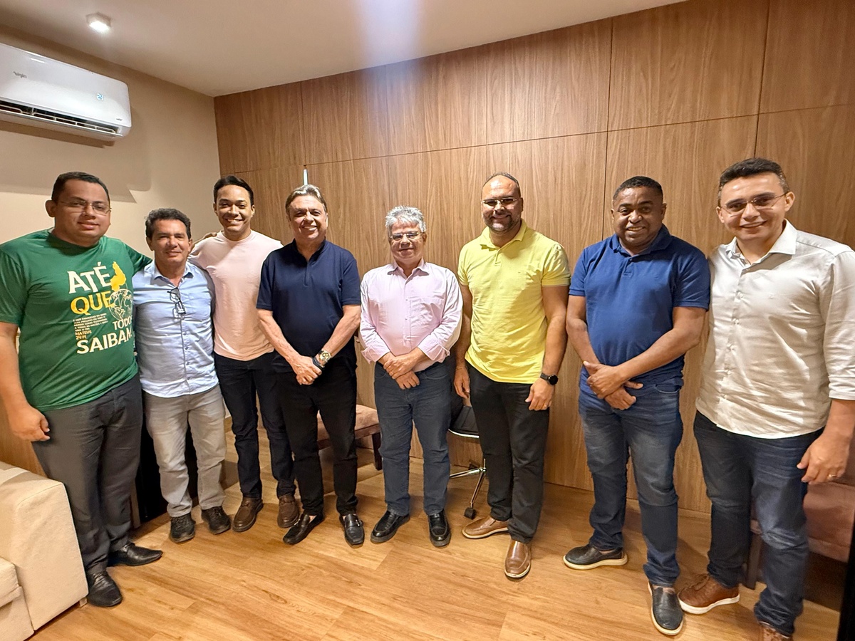 Lideranças de Floriano participaram de reunião com Júlio Arcoverde.