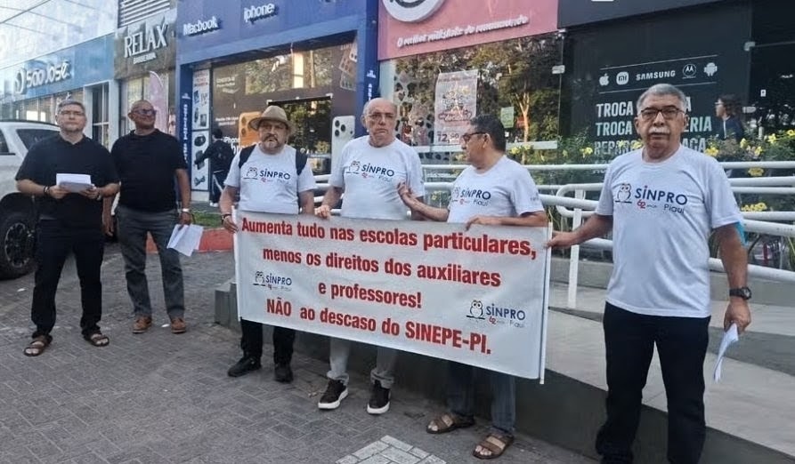 Professores e auxiliares da rede privada de ensino realizaram uma paralisação na manhã desta segunda-feira (25)