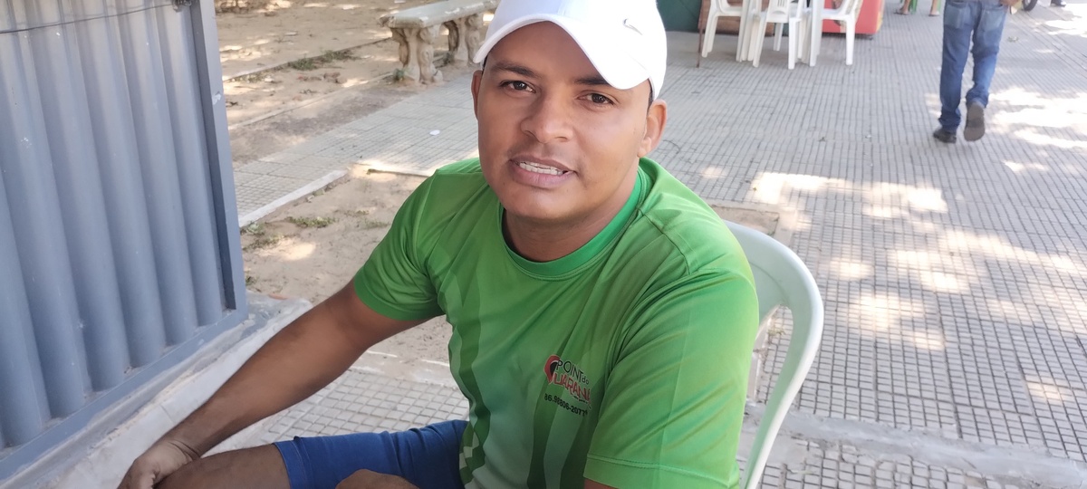 Raphael Carvalho dos Santos, 36 anos, comerciante da Praça João Luís Ferreira, atua há 17 anos no local e relata já ter presenciado diferentes situações ao longo do tempo, incluindo dois assaltos e episódios de ameaças envolvendo pessoas em situação de dependência química.