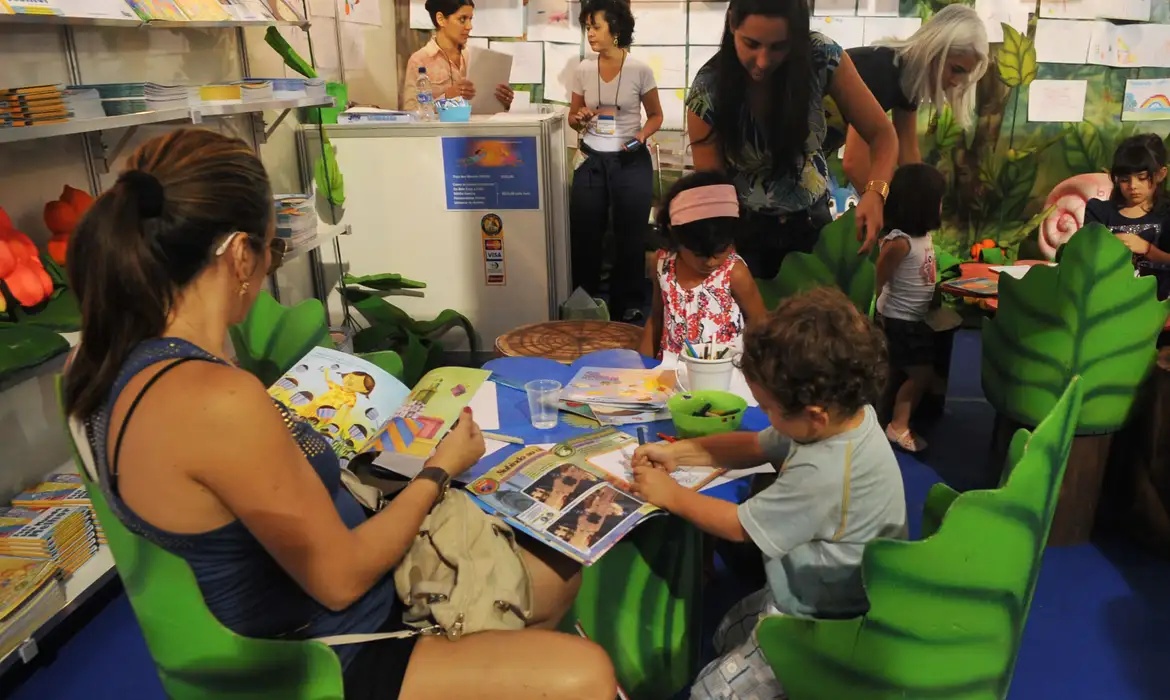 revela que 53% das famílias raramente leem para criança