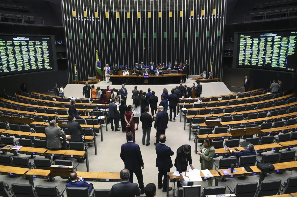 Sessão relâmpago na Câmara abriu caminho para avanço da PEC do fim da escala 6x1.