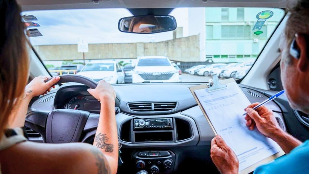Uso de carro particular na CNH gera dúvidas sobre validade do seguro automotivo.