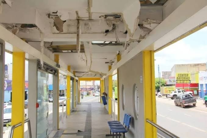 Velhas paradas de ônibus: a falta de cuidado da gestão com o povo