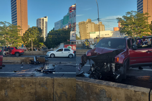 Acidente deixou os dois veículos com a parte frontal destruída (Foto: Reprodução)
