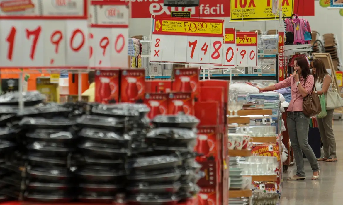 Alta nos preços de alimentos liderou a inflação registrada em maio, segundo o IBGE.