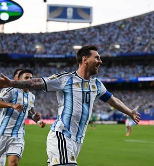 Atual campeã venceu o jogo de estreia contra a Argélia