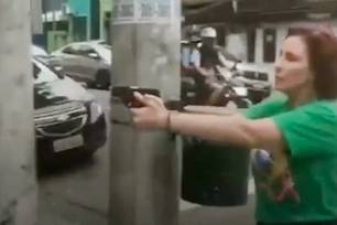 Carla Zambelli durante perseguição armada ao jornalista Luan Araújo em São Paulo, em 2022. (Foto: Reprodução)
