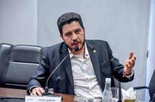Em postagem ele escreve que é sério e ae tiver homem sério (tem dúvida) esse e ele.  A sua ex não pensa assim (Foto: Republicanos)