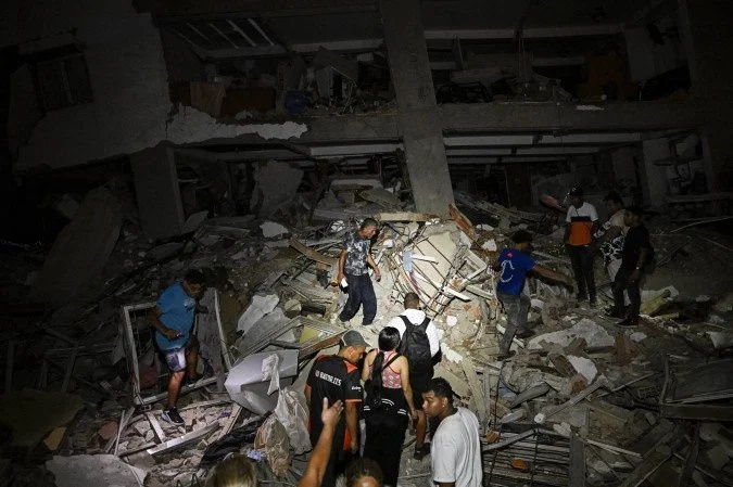 Equipes atuam em área atingida após terremotos que deixaram destruição na Venezuela.