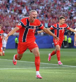 Erling Haaland na estreia da Noruega contra o Iraque na Copa do Mundo