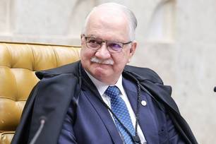 Fachin retirou da pauta julgamento que pode redefinir relações de trabalho em aplicativos.