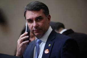 Flávio Bolsonaro recorre ao STF para questionar atuação de Moraes em caso ligado a Daniel Vorcaro.