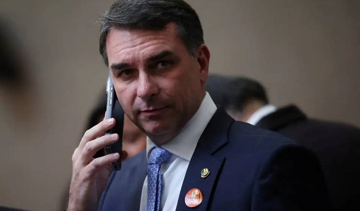 Flávio pede afastamento de Moraes de apurações sobre Vorcaro