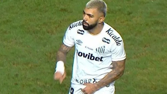 Gabigol deixou o campo expulso após revisão do VAR na Vila Belmiro.