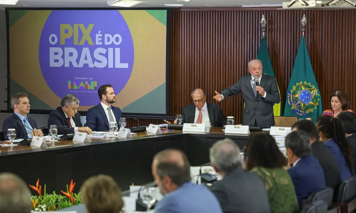 Governo brasileiro avalia alternativas comerciais após anúncio de tarifas dos EUA.