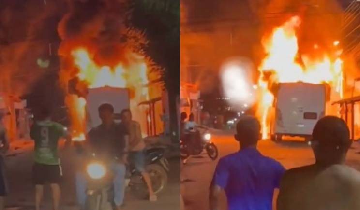Ônibus do transporte público pega fogo em Timon e fica destruído