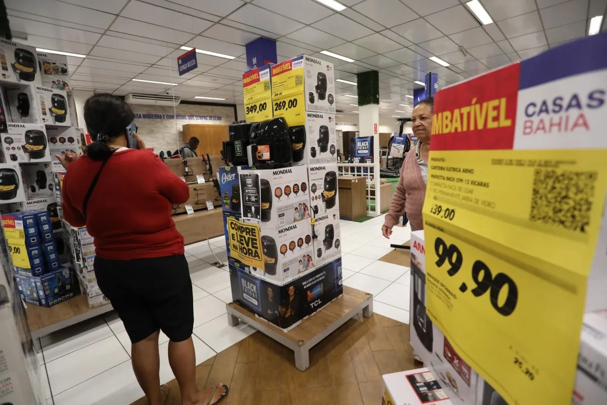Mudança reforça a negociação entre empresas e trabalhadores para atuação em feriados.