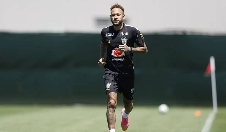 Neymar volta ao gramado em treino da Seleção após convocação