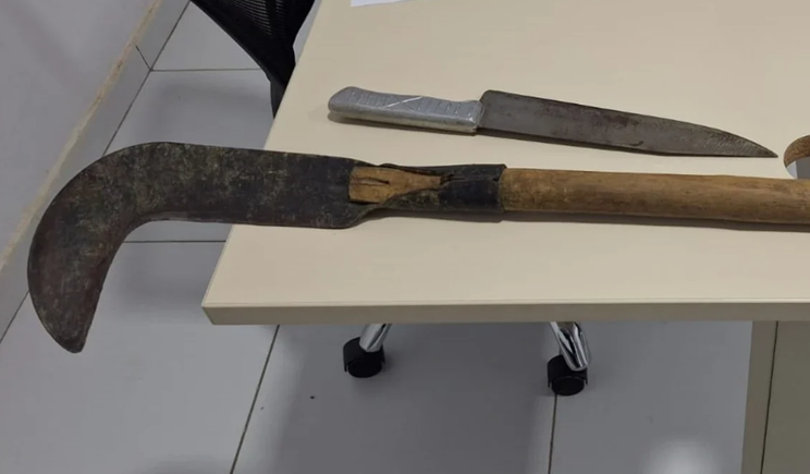 Homem é preso após ameaçar irmã com foice e faca na zona rural de Marcolândia