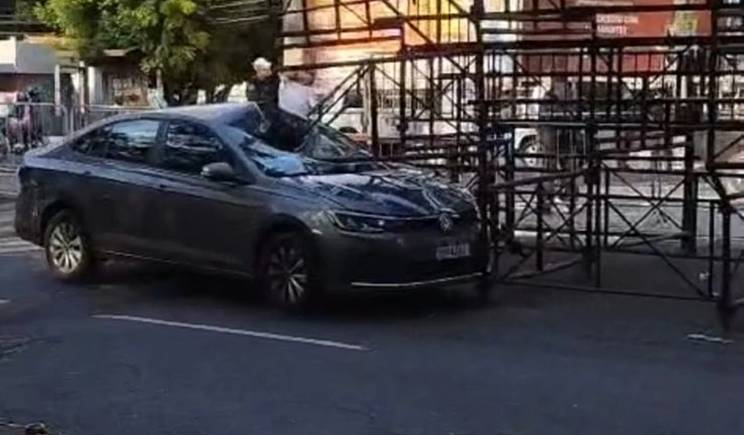 Motorista sai ileso após carro atingir arquibancada em Teresina