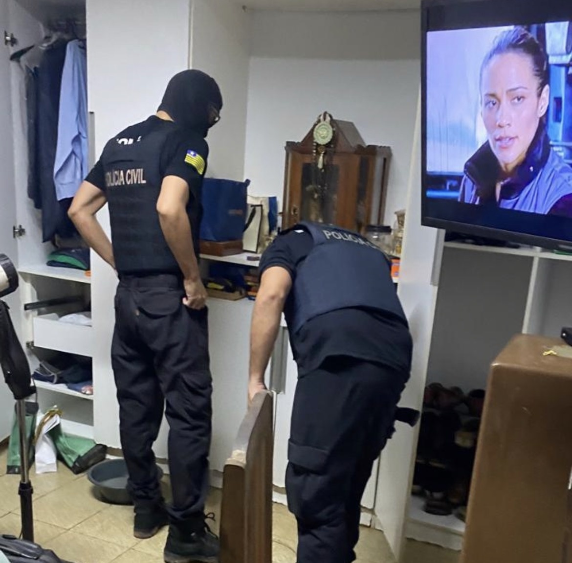 Policiais encapuzados no quarto de Arimateia atrás do que, nem o chefe Lucy sabia