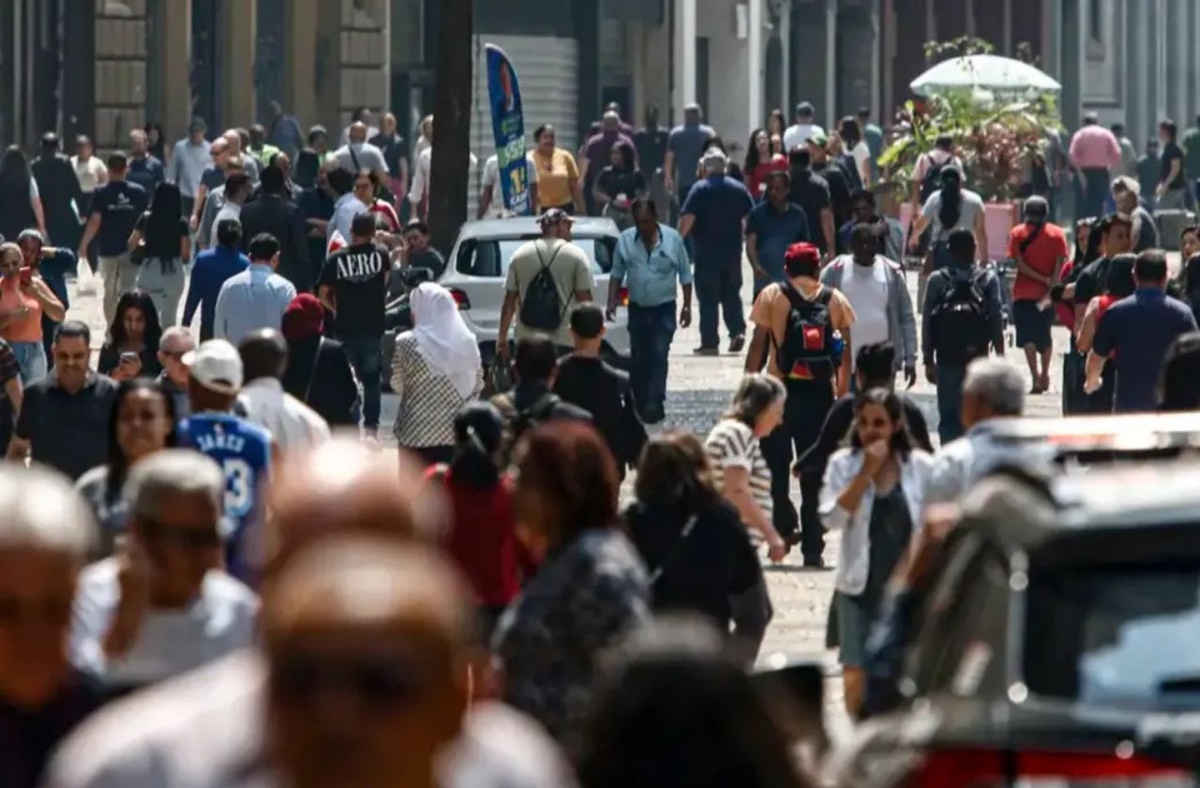 Serviços lideraram a criação de empregos, mas saldo de maio foi o menor do ano no país.