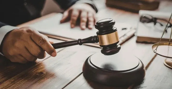 Um golpe de Estado não começa apenas com armas, mas com o enfraquecimento da justiça