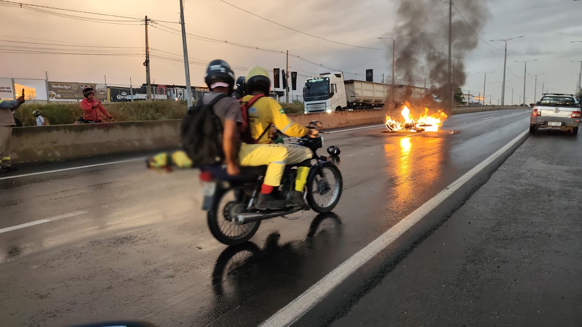 Veículo ficou em chamas na rodovia