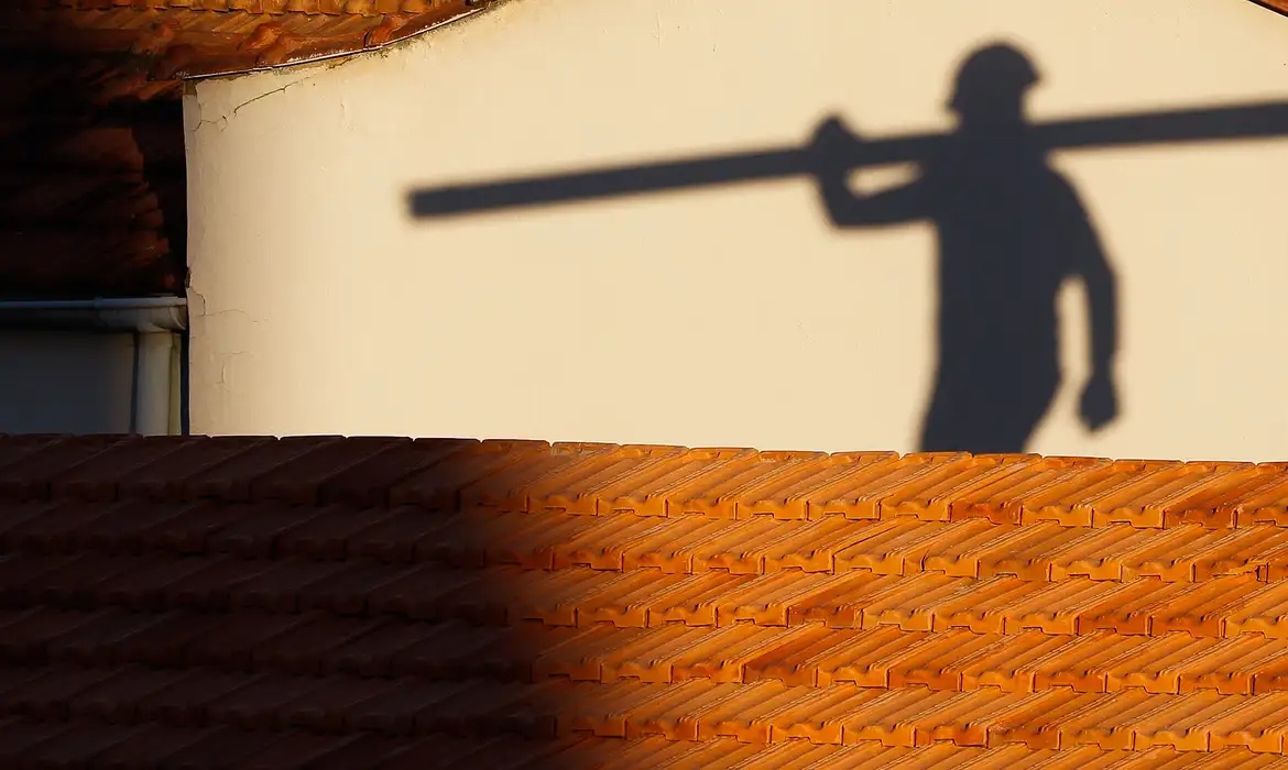 Acidentes de trabalho ultrapassaram 1,8 milhão de registros no Brasil desde 2023.