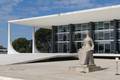 STF ordena suspensão de penduricalhos em sete tribunais e cobra devolução de val