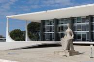 STF ordena suspensão de penduricalhos em sete tribunais e cobra devolução de val