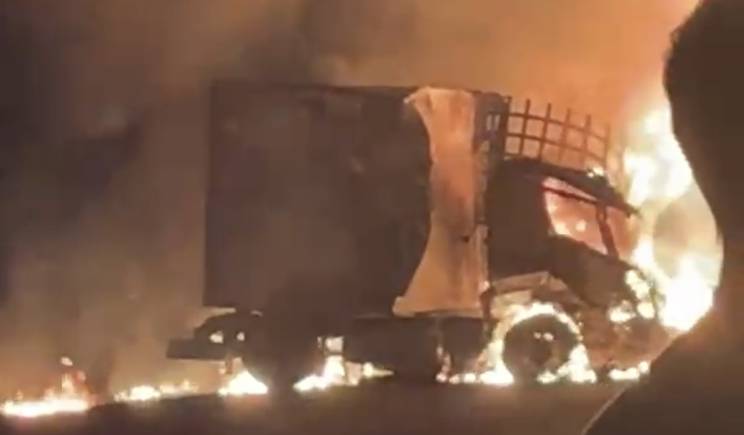 Caminhão-tanque explode após engavetamento na BR-316 e deixa três feridos