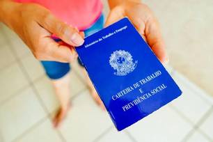 Carteira de Trabalho (Foto: Getty Images via BBC)