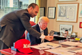 Green card de Eduardo amplia articulação dos Bolsonaro junto aos EUA e Trump