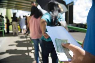 Eleitores podem solicitar o voto em trânsito até 20 de agosto.