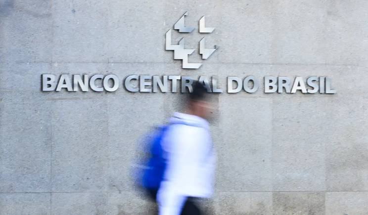 Juros para famílias sobem a 64% ao ano e inadimplência segue elevada