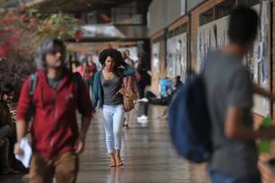 Levantamento mostra que conciliar filhos e universidade ainda leva muitos estudantes a interromper os estudos. (Foto: Marcello Casal jr/Agência Brasil)