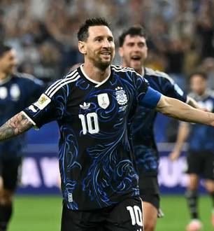 Messi comemorando vitória sobre a Jordânia