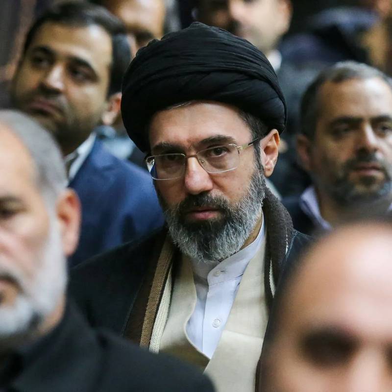 Novo líder do Irã promete vingança após funeral de Ali Khamenei | Portal AZ