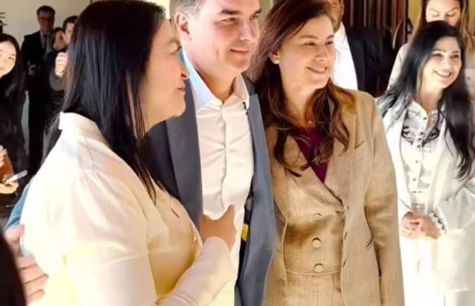 Flávio Bolsonaro reúne lideranças femininas após saída de Michelle do PL